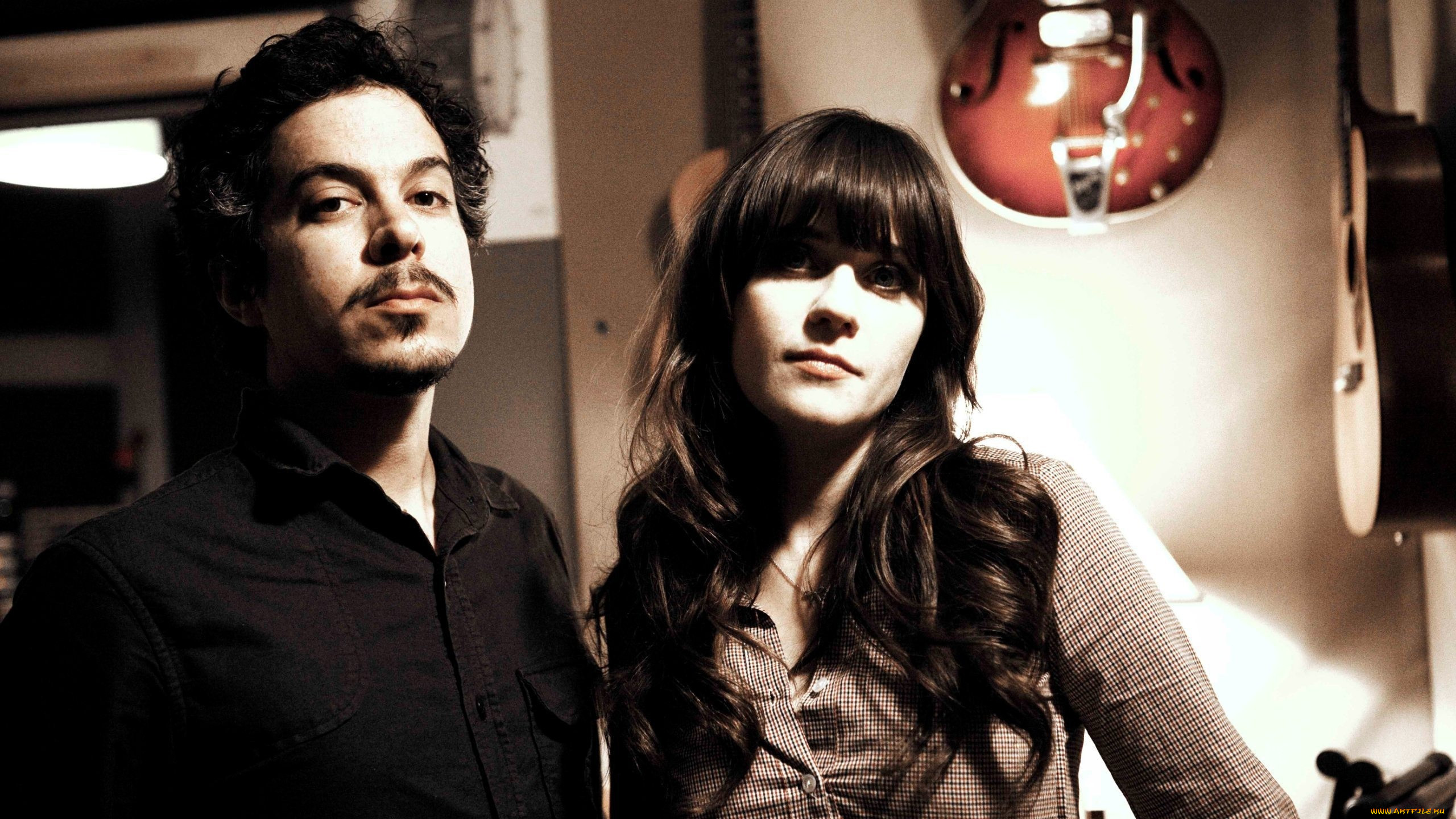 She heard him. Зои Дешанель she&him. Мэтью Уорд she & him. He she. Зоуи Дешанель и Мэтью Девис.